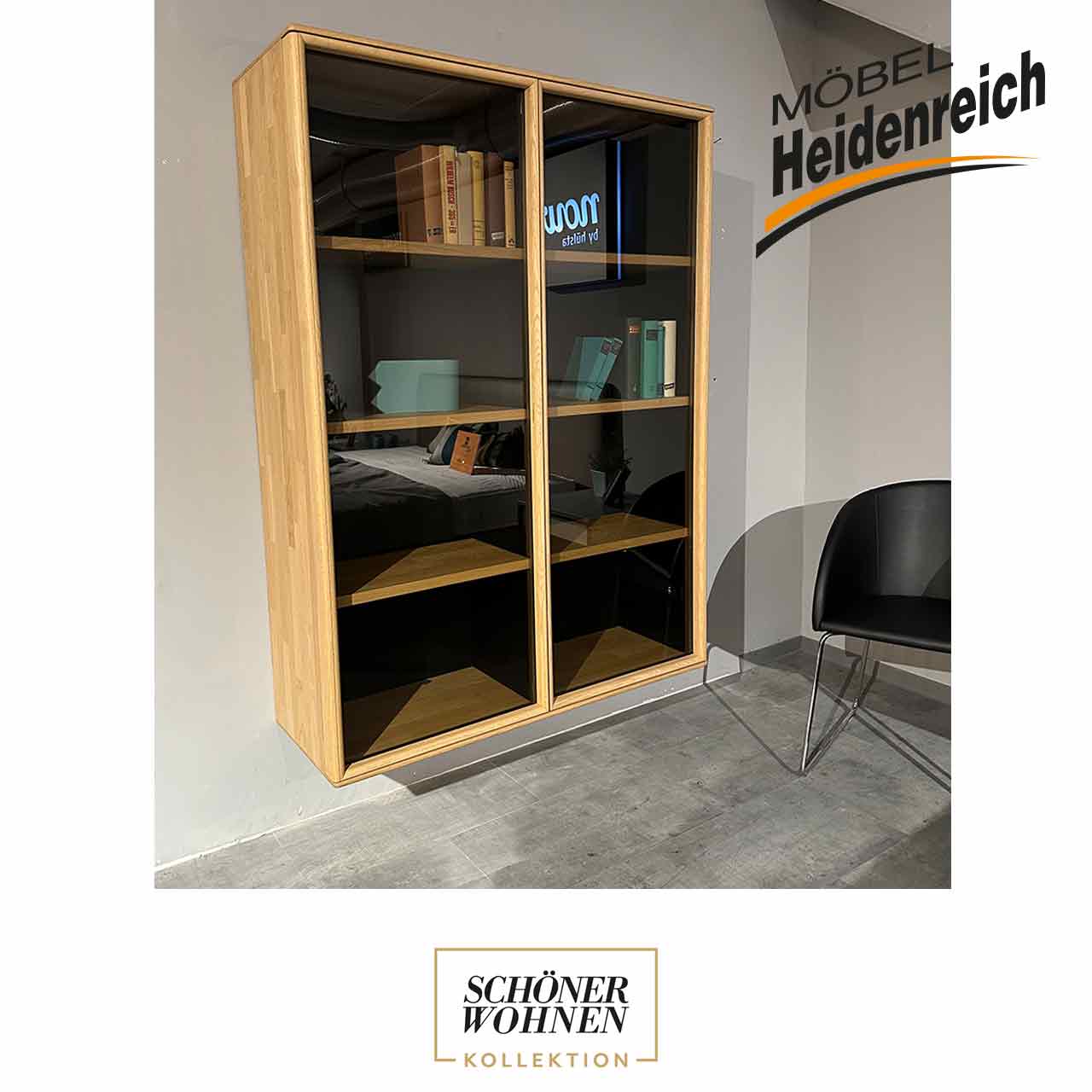 Schöner Wohnen - Vitrine Craft Eiche Hängevitrine aus hellem Holz mit zwei Glastüren und Mittelseite.