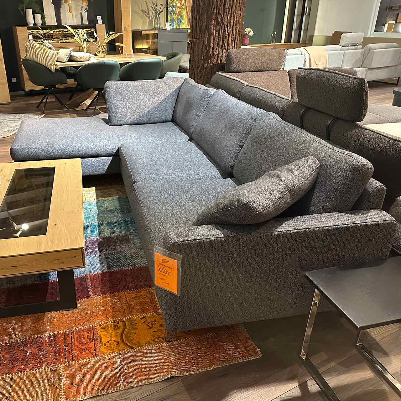 Sofa von der Seite mit Sitzplätzen fotografiert.
