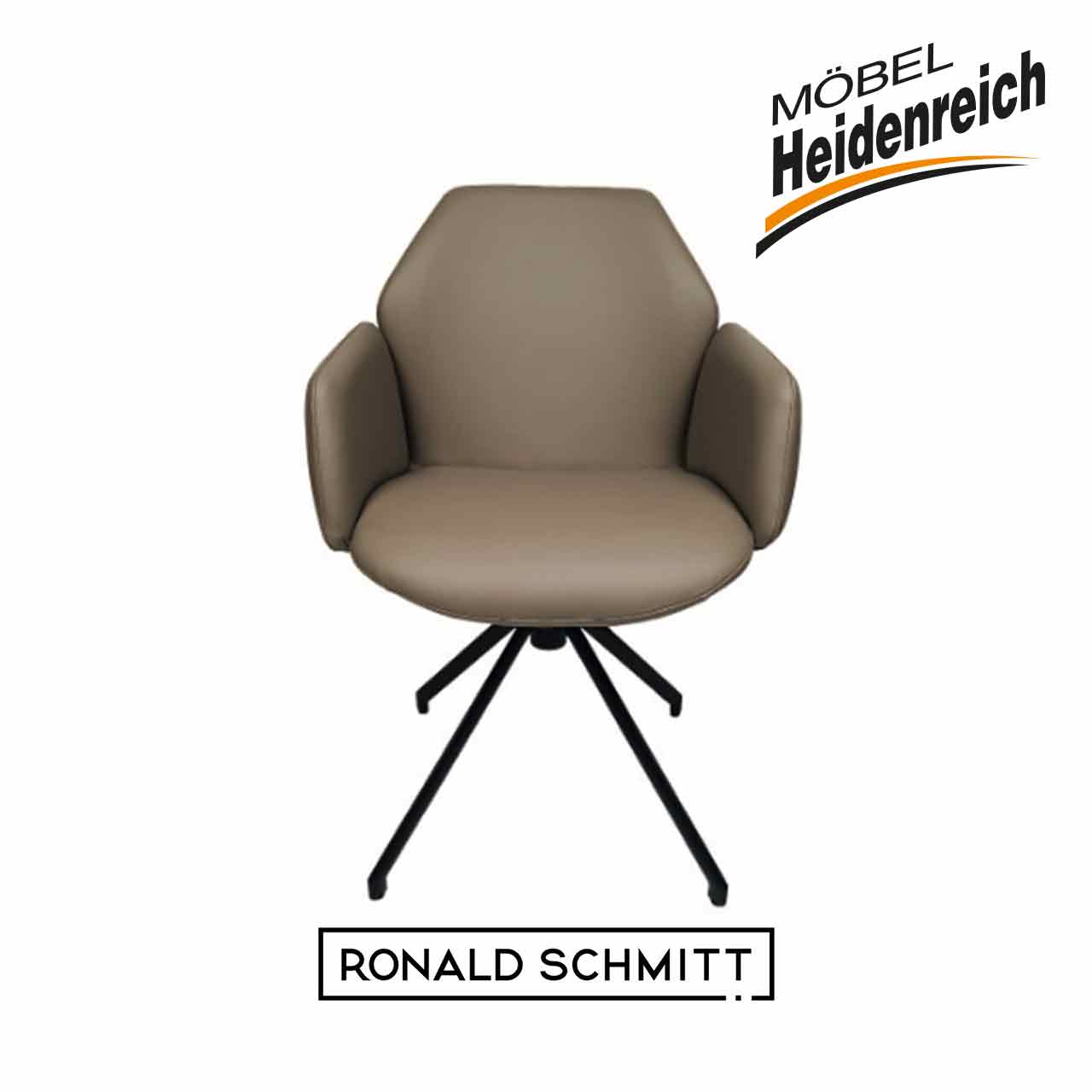 Ronald Schmitt - Mirella C Drehstuhl hellbraun Frontalansicht. Hellbrauner Lederstuhl mit Lehnen auf schwarzem Gestell mit von innen nach außen breiter auslaufenden vier Füßen.