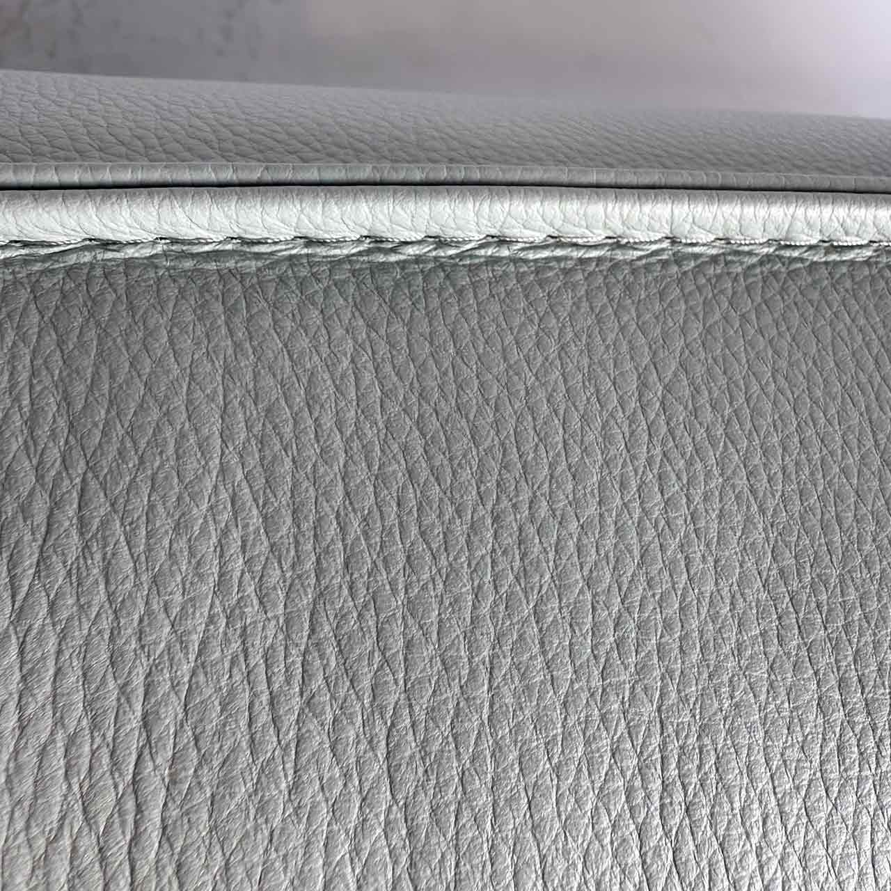 Detailaufnahme des Leders mit Ton-in-Ton Naht