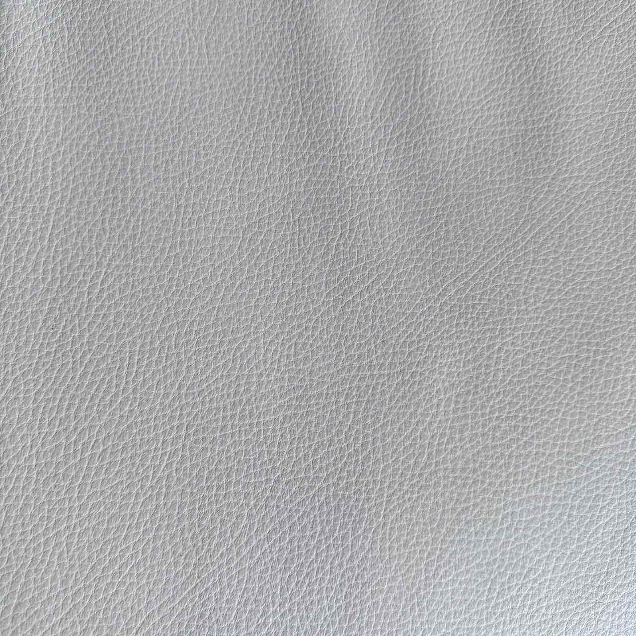 Detailaufnahme des hellen Leders mit sichtbaren Poren