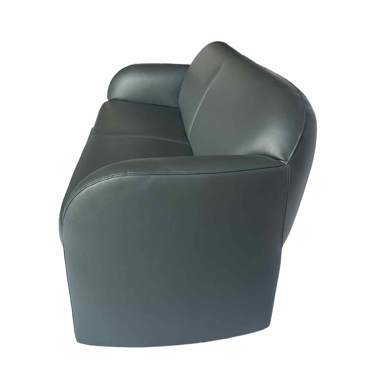 Seitenansicht des Sofas zeigt die Armlehnen, die gleichzeitig die Beine des Sofas sind