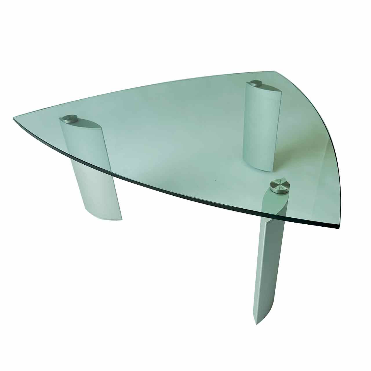 Ronald Schmitt - K285 Glas-Couchtisch Tisch mit Schild-förmiger Glastischplatte auf drei abgeflachten beweglichen silberfarbigen Beinen.