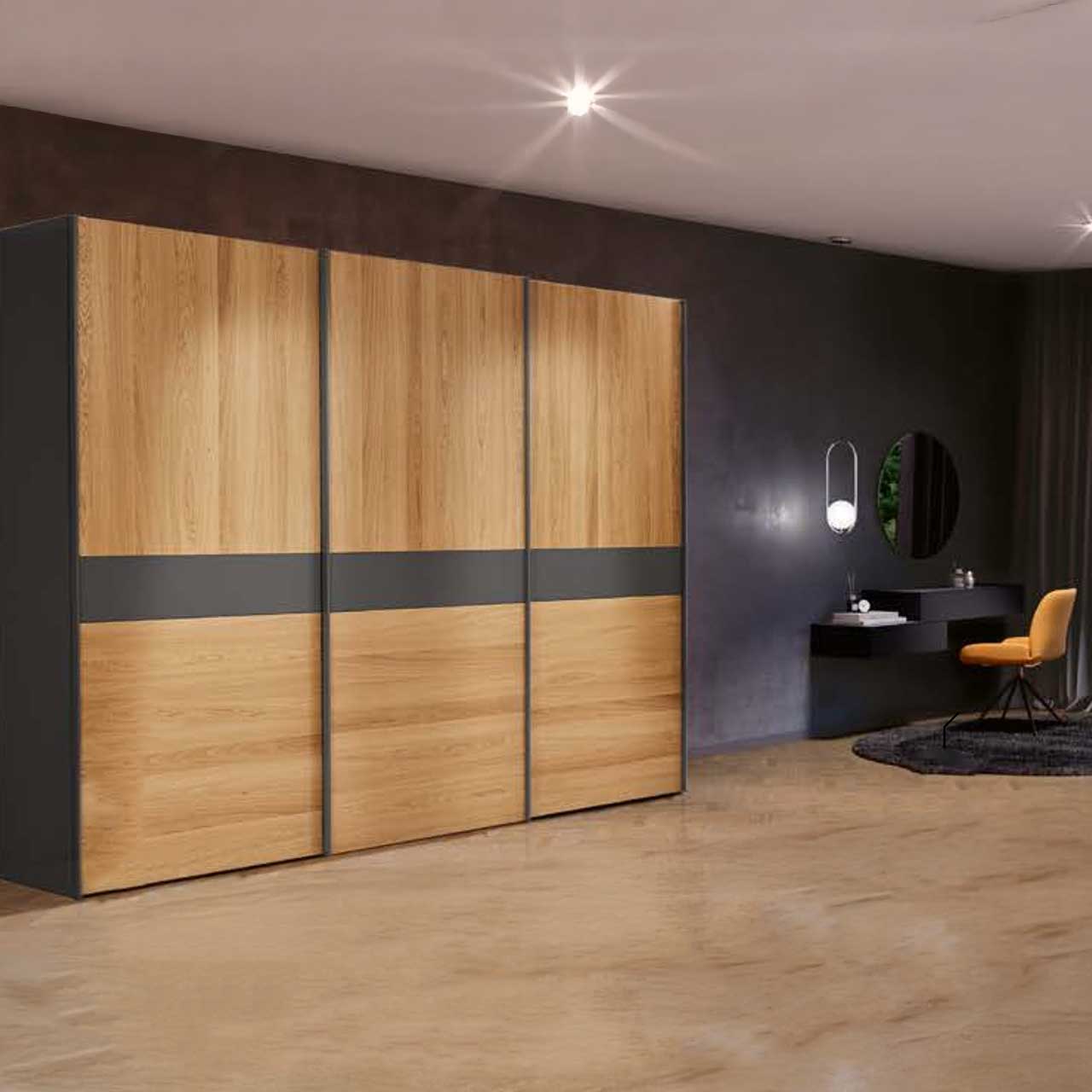 Huelsta - Schiebetürenschrank Multiforma Bild aus Hülsta-Broschüre - Schiebetürenschrank 3-teilig, Türen helles holz mit einem grauen Streifen in der Mitte