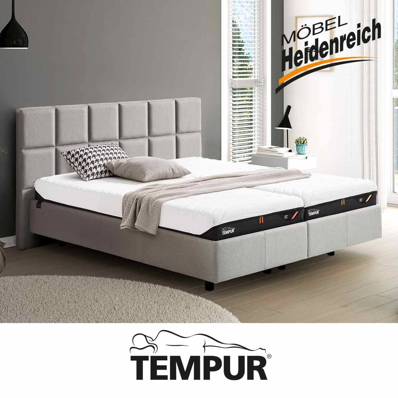 Tempur - Classic Polsterbett Komplettangebot Graues Polsterbett mit einem Kopfteil, das 12 Quadrate zeigt. Darauf zwei Tempur Matratzen ohne Bezug.