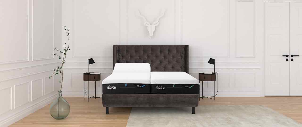 Marken-Banner Tempur Bild zeigt ein Tempur-Bett mit Matratzen in einem edlen Schlafzimmer.
