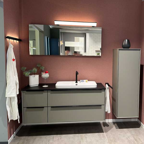 MH_home_Badmoebel_Quadratbild Stilvolle Badezimmermöbel in Grau und Schwarz: Waschtisch mit Unterschrank, Spiegelschrank und Hochschrank.