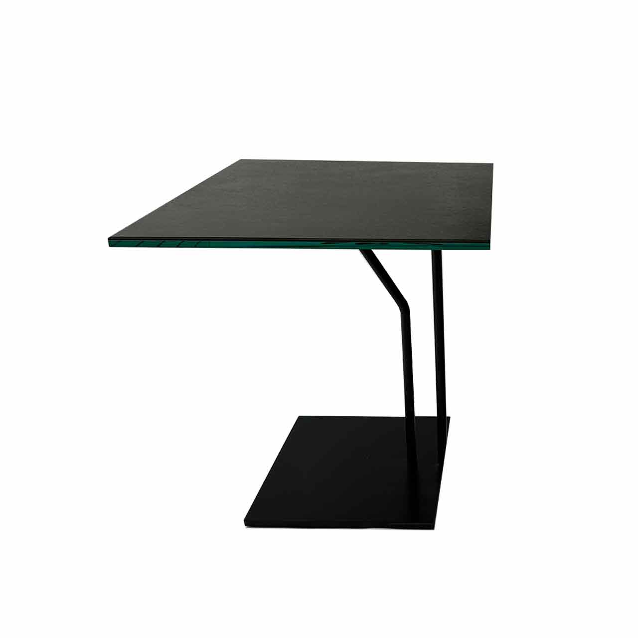 Ronald Schmitt - K172 Beistelltisch Oxido Nero niedrig Niedrigerer Tisch mit schwarzer Tischplatte und schwarzer Säule auf eckiger Bodenplatte.