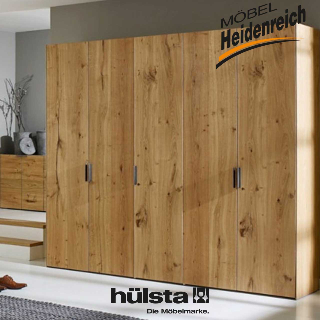 Hülsta Fena - Kleiderschrank Eiche Kleiderschrank aus gemasertem Holz mit 5 Türen. Griffe antik silberfarben.