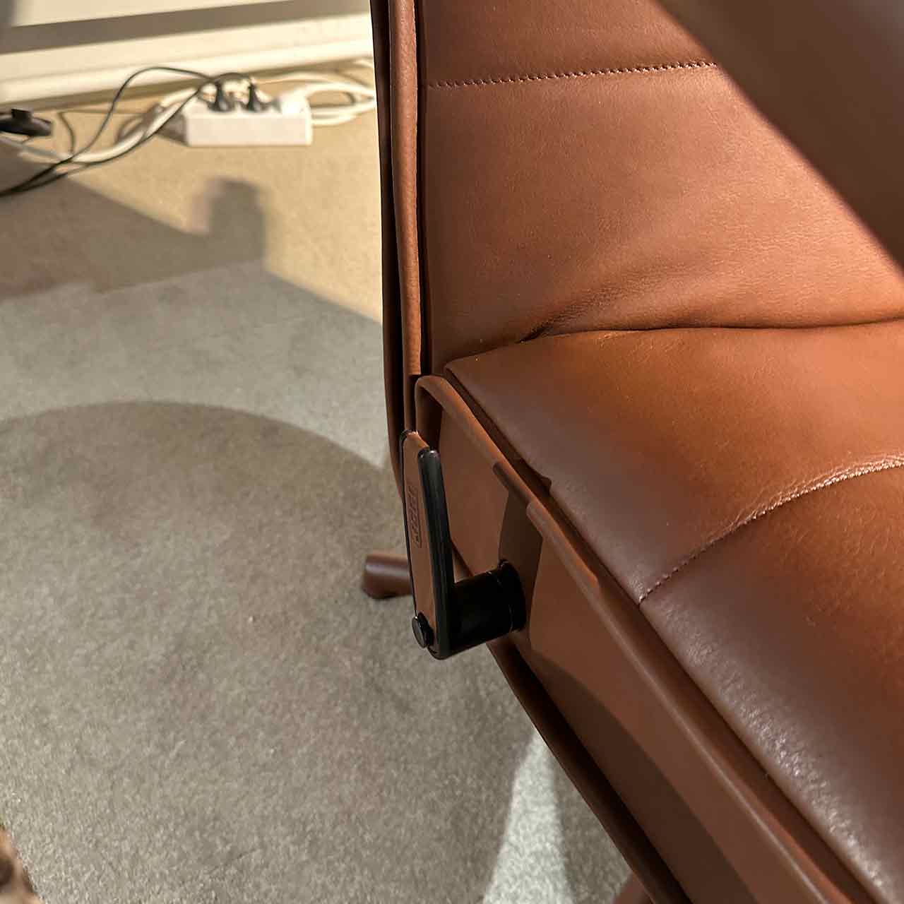 Detail: Erst wird der Hebel betätigt, dann kann der Sessel in die gewünschte Position gebracht werden.