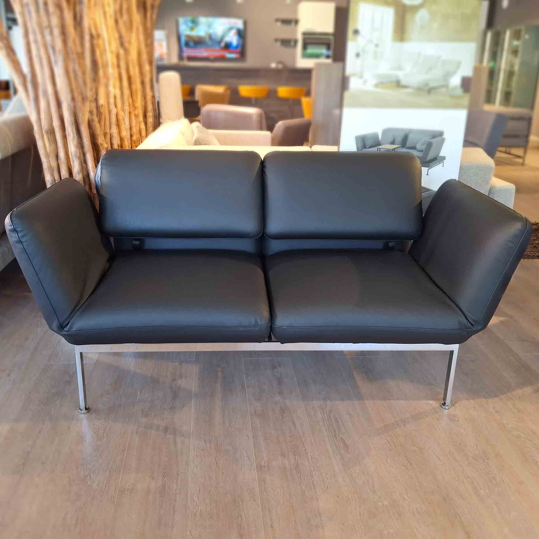 Sofa mit zwei Drehsitze in schwarzem Leder mit Untergestell verchromt glänzend.
