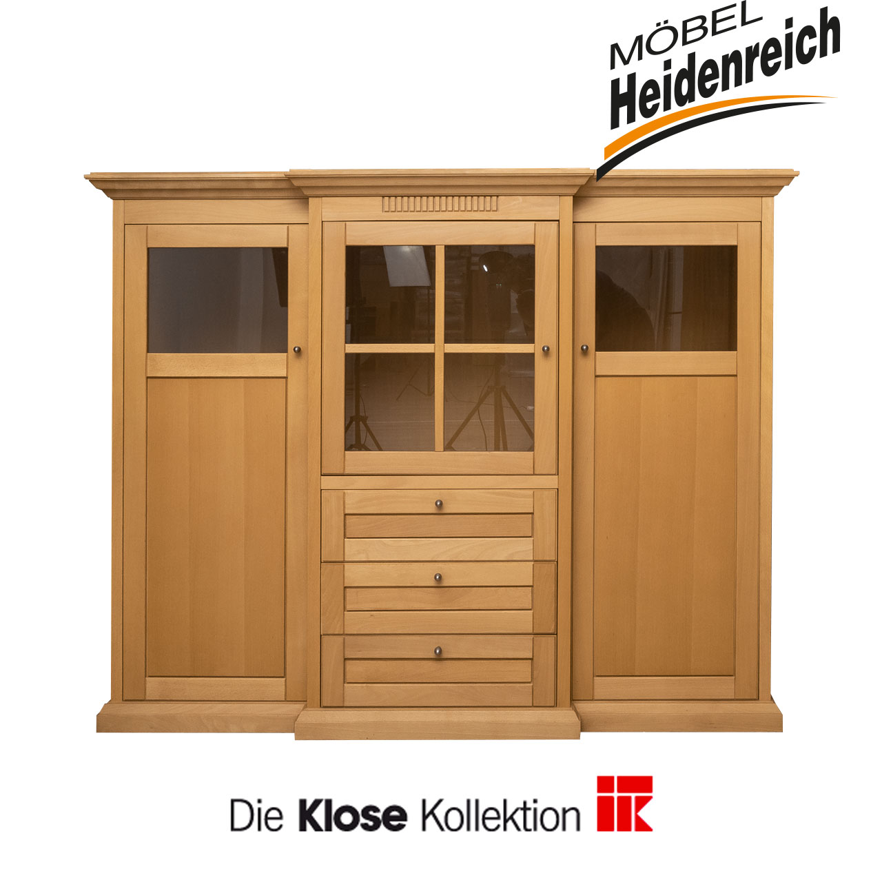 Klose - Highboard Buche Highboard im altdeutschen Stil mit drei Türen mit Glasausschnitten und drei Schubladen unter der mittleren Türfront.