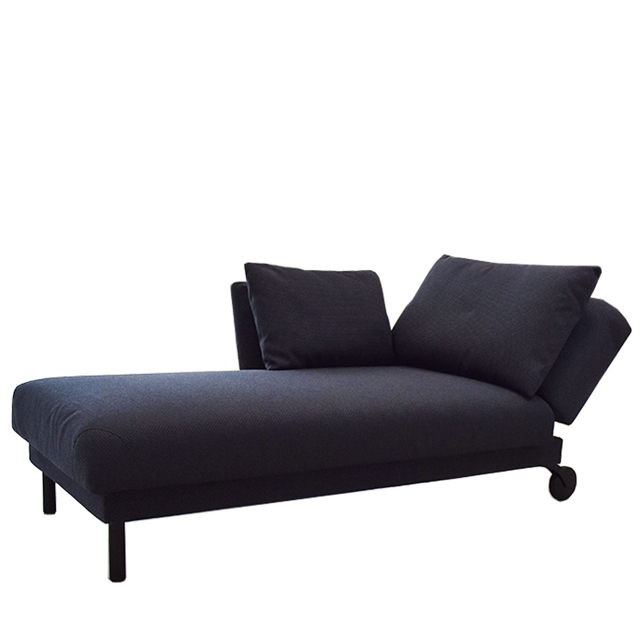 Brühl Recamiere tam 55340 Stoff schwarz Liegesofa aus schwarzem Stoff mit verschiebbarer Seitenlehne. Vorne zwei schwarze runde Füße, hinten Rollen. Kissen vor der Seitenlehne und vor der Rückenlehne.