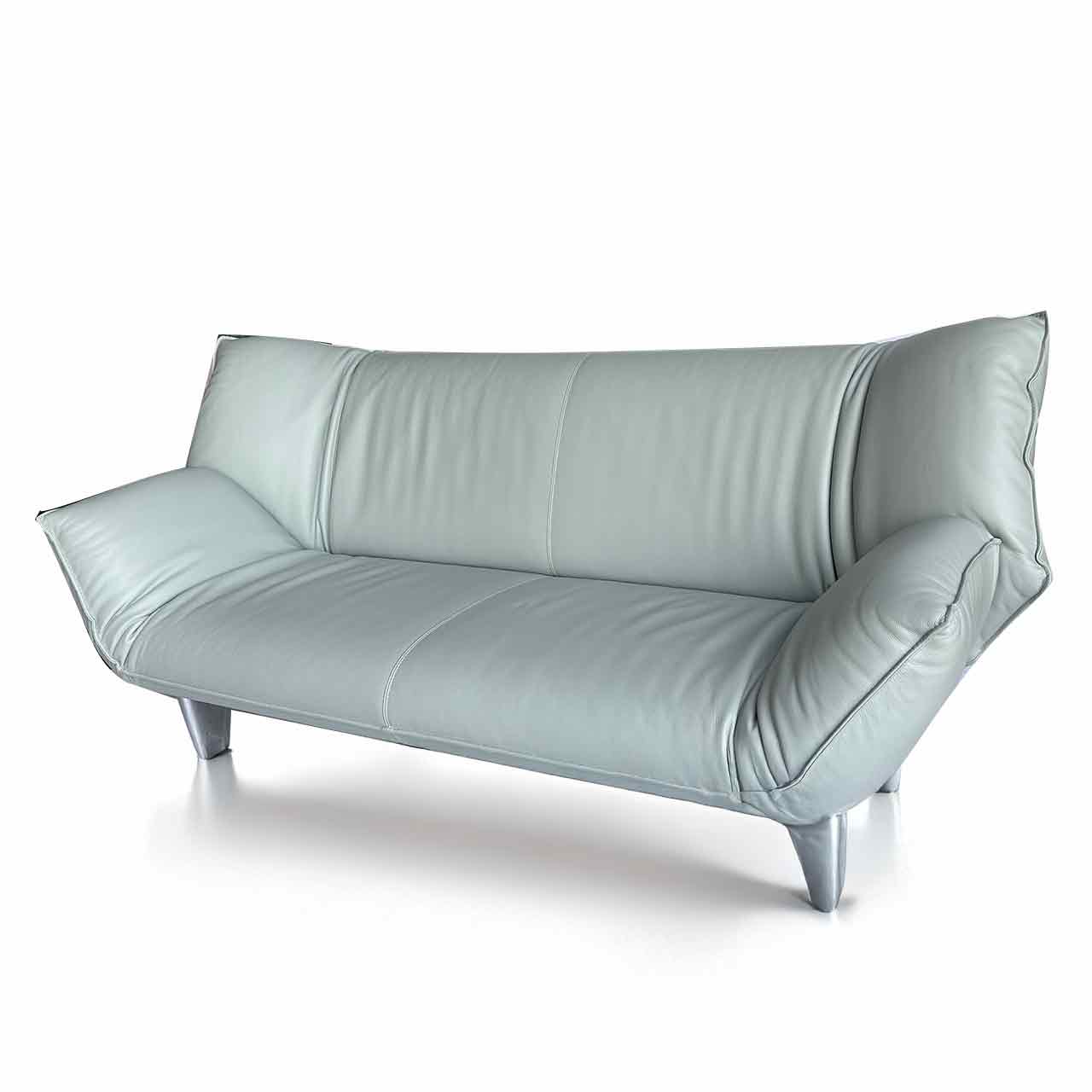 Leicht seitliche Ansicht des Sofas aus hellem Leder, Armlehnen sind leicht hochgebogen