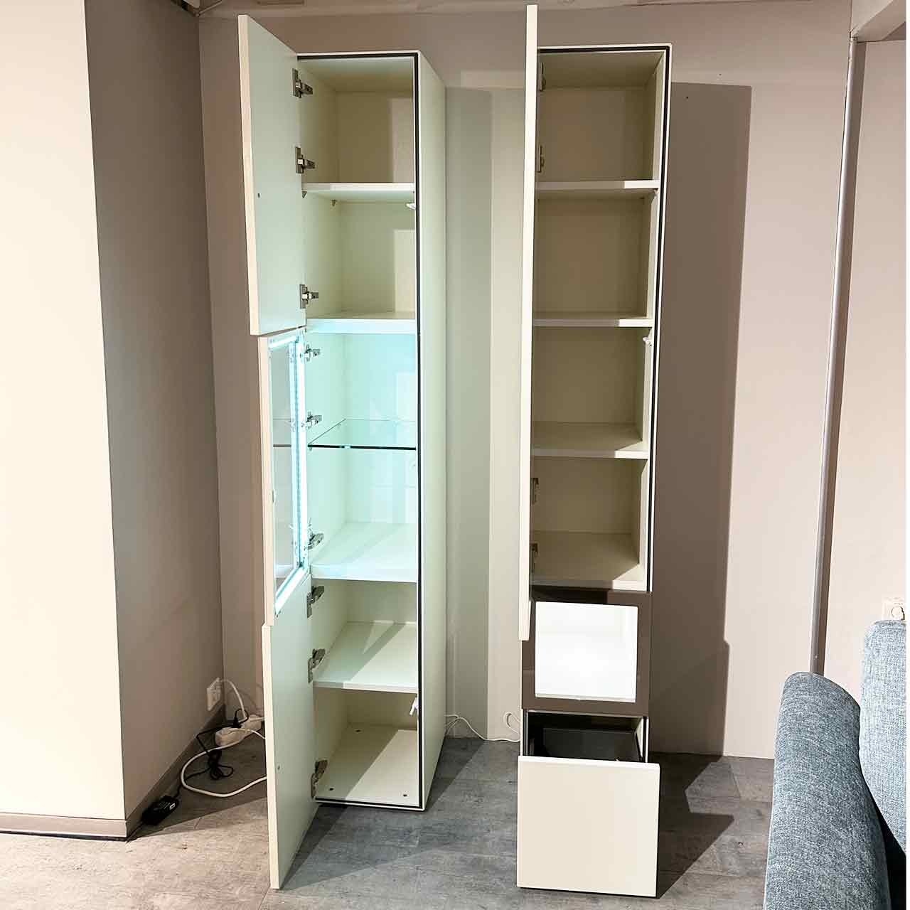 Hülsta Neo weiße Vitrinenkombination mit Beleuchtung - geöffnet