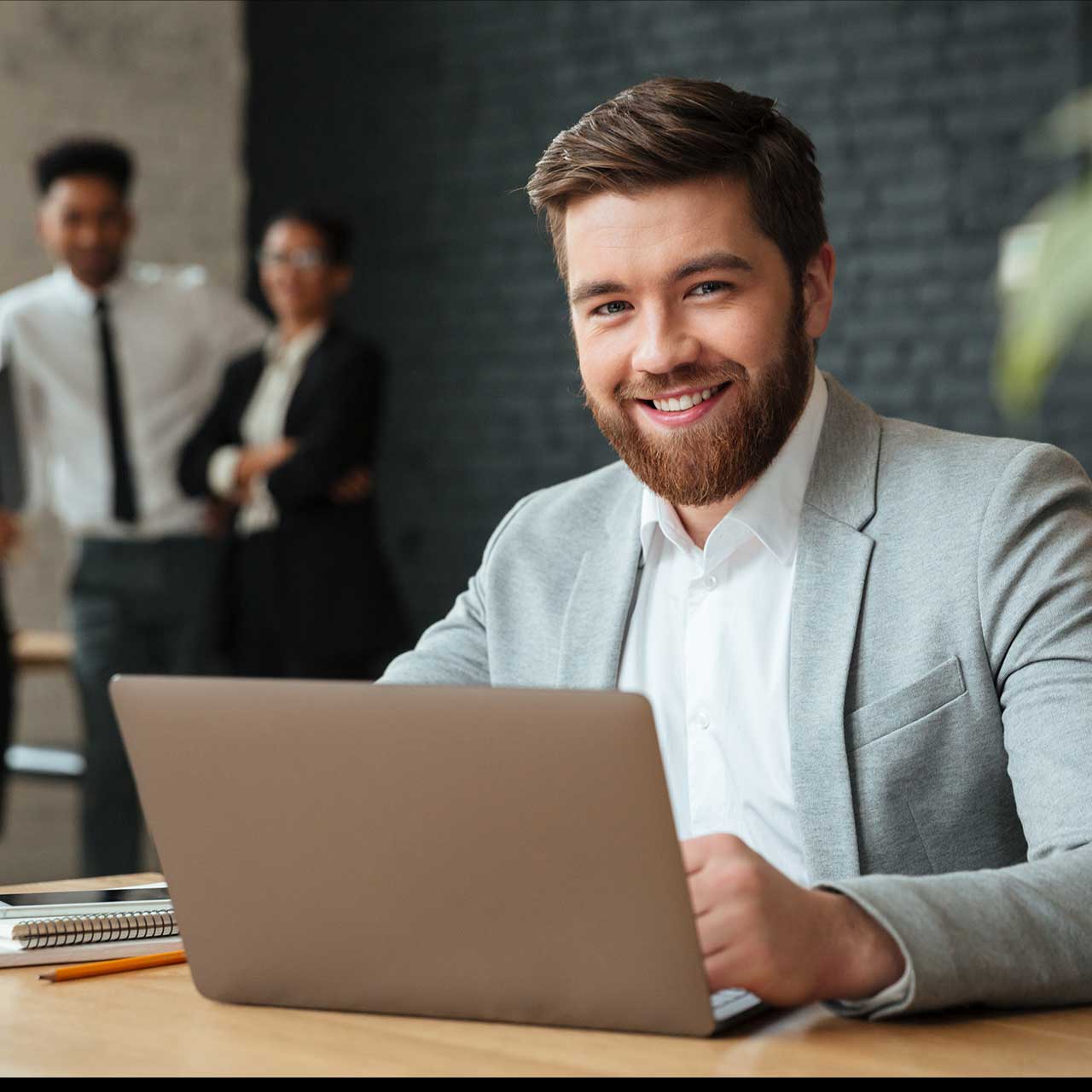 MH_home_Jobs Modernes Business-Setting mit engagiertem Mitarbeiter am Laptop – jetzt Karrierechancen entdecken!