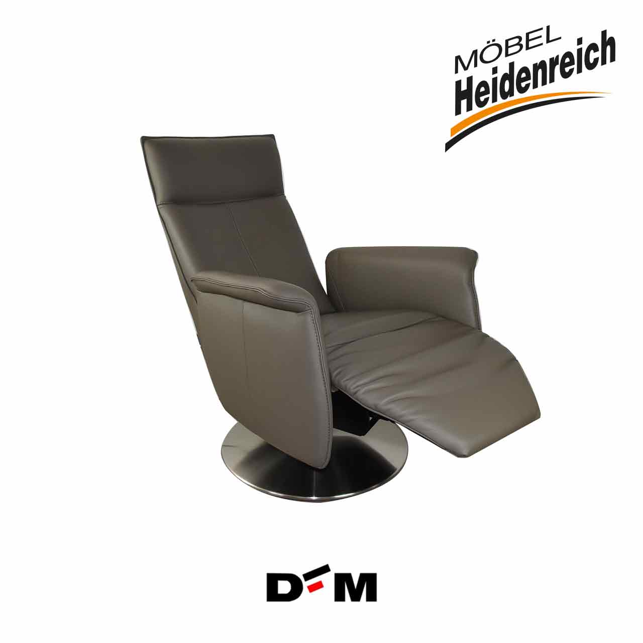 DFM - Relaxsessel Balu seitlich Fernsehsessel mit braunem Lederbezug und rundem Tellerfuß Metall glänzend in Liegeposition.