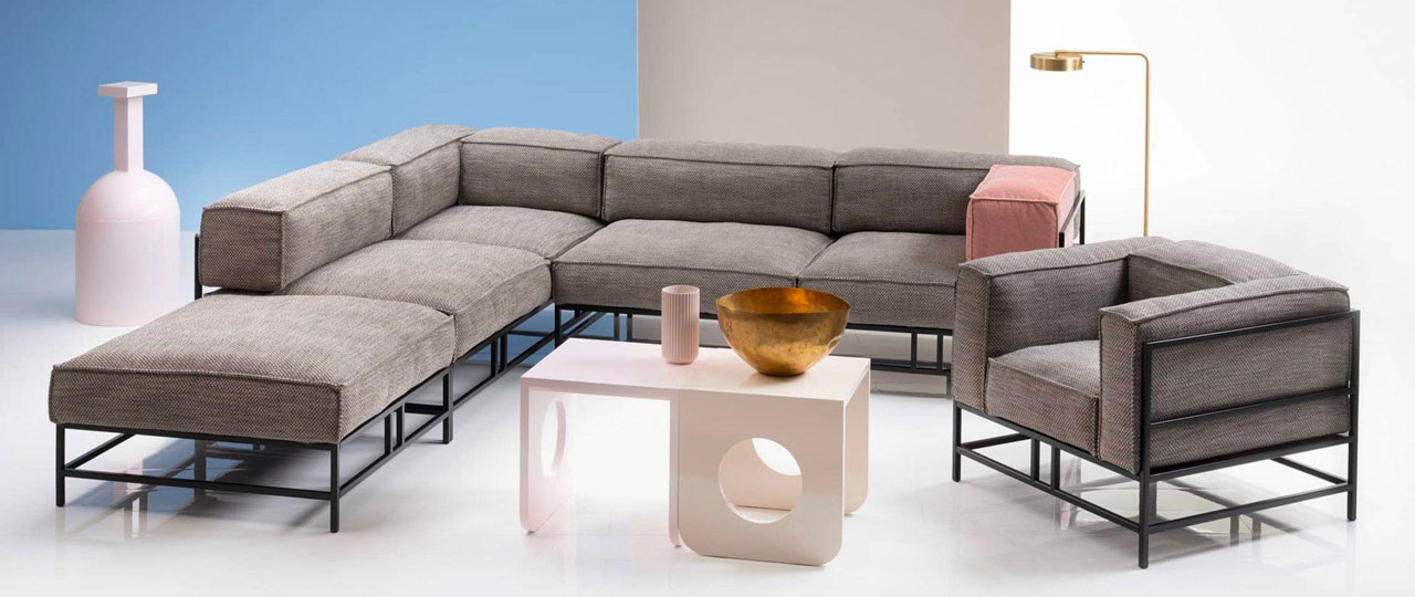 MH_banner_marken_bruehl Moderne Sofalandschaft in graubraun, taupe mit schlichtem schwarzen Metallgestell von der Marke Brühl. Designercouchtisch in Creme mit dekorativen Elementen.