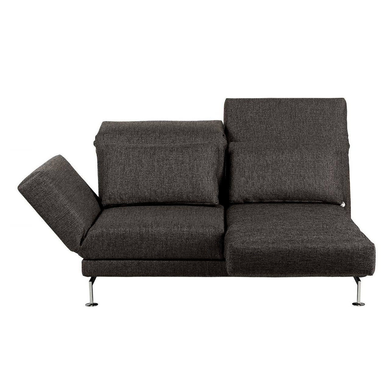 Brühl Sofa moule 73106 anthrazit - Frontalansicht Dunkelgrauer Stoff-Zweisitzer mit links leicht abgeklappter Seitenlehne auf Chrom glänzenden Füßen mit kleinem rundem Teller-Abschluss.