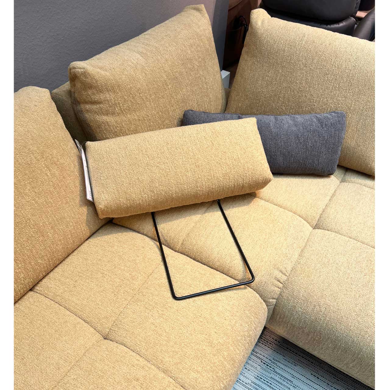 Activineo - Ecksofa Bounty - Detailaufnahme Die aufsteckbare Kopfstütze liegt hier auf dem Poster. Der Aufsteckmechanismus ist sichtbar.
