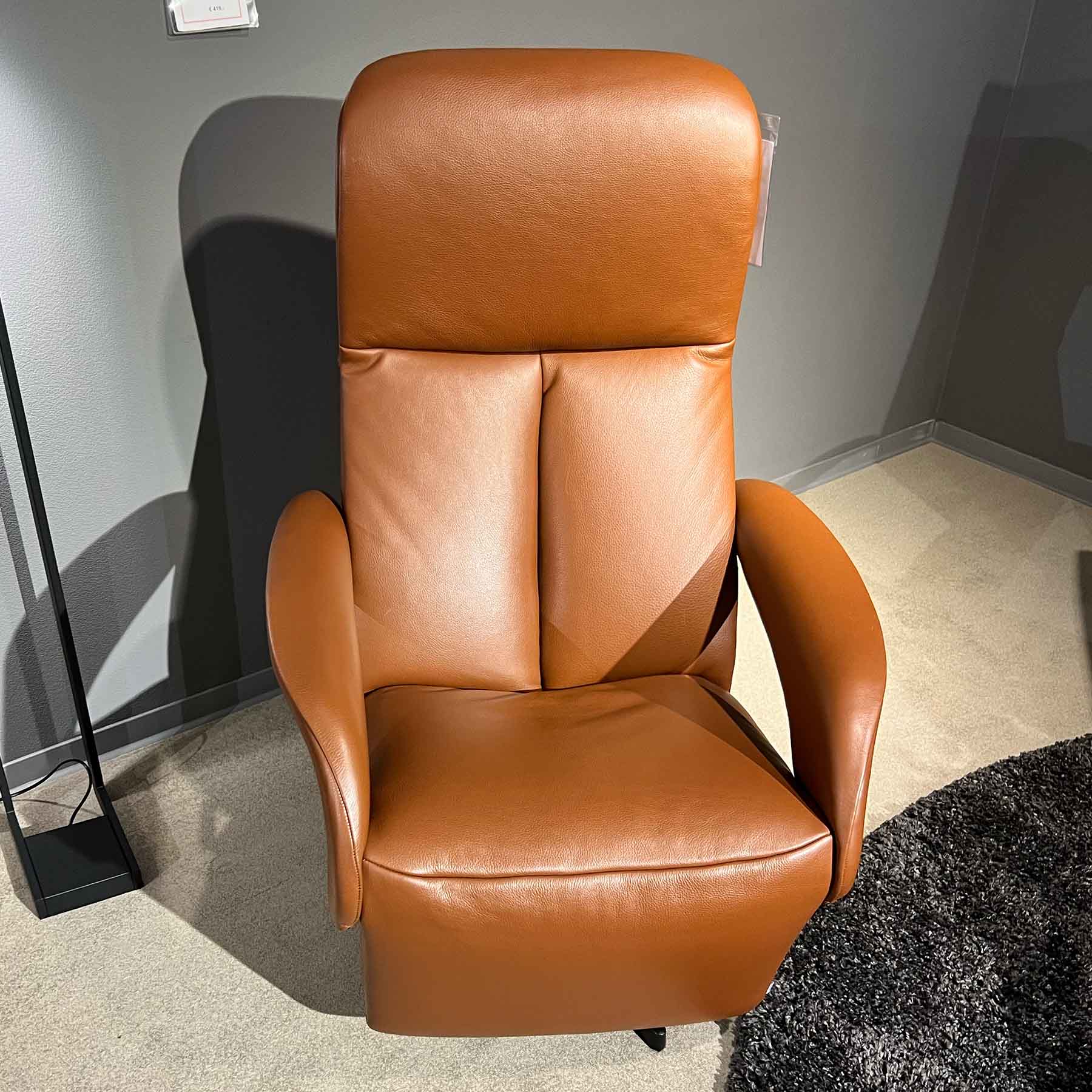 JORI Sessel Symphony 7960-ME Sessel aus hellbraunem Leder mit hoher Rückenlehne und gepolsterten Armlehnen.