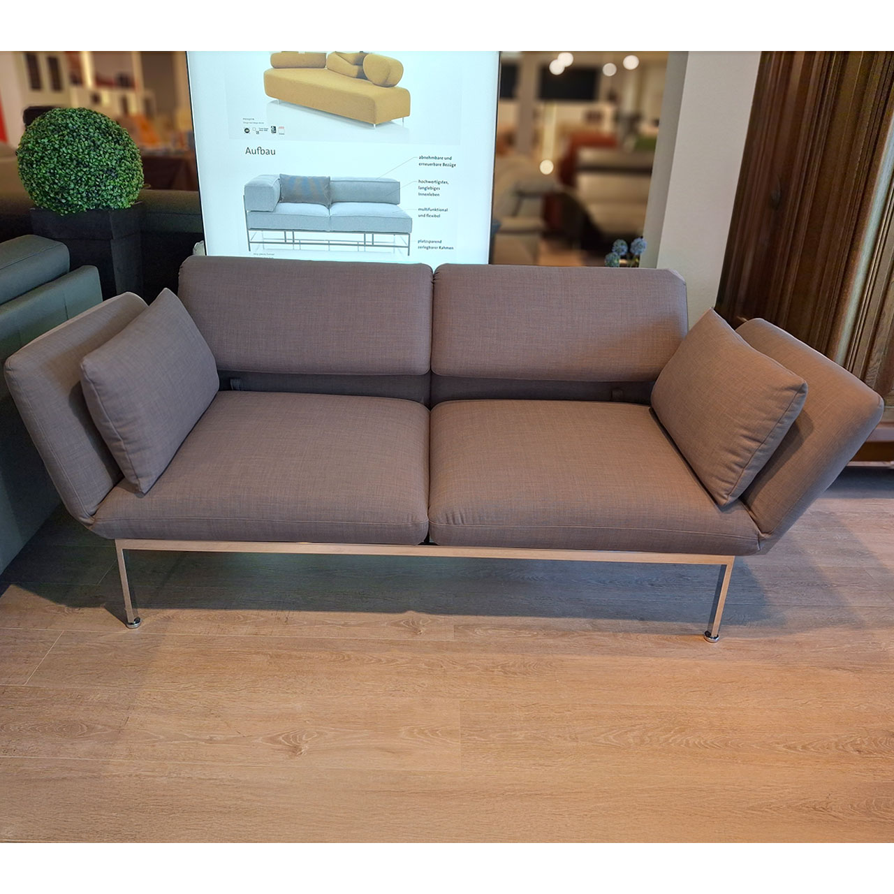 Sofa mit zwei Drehsitzen.