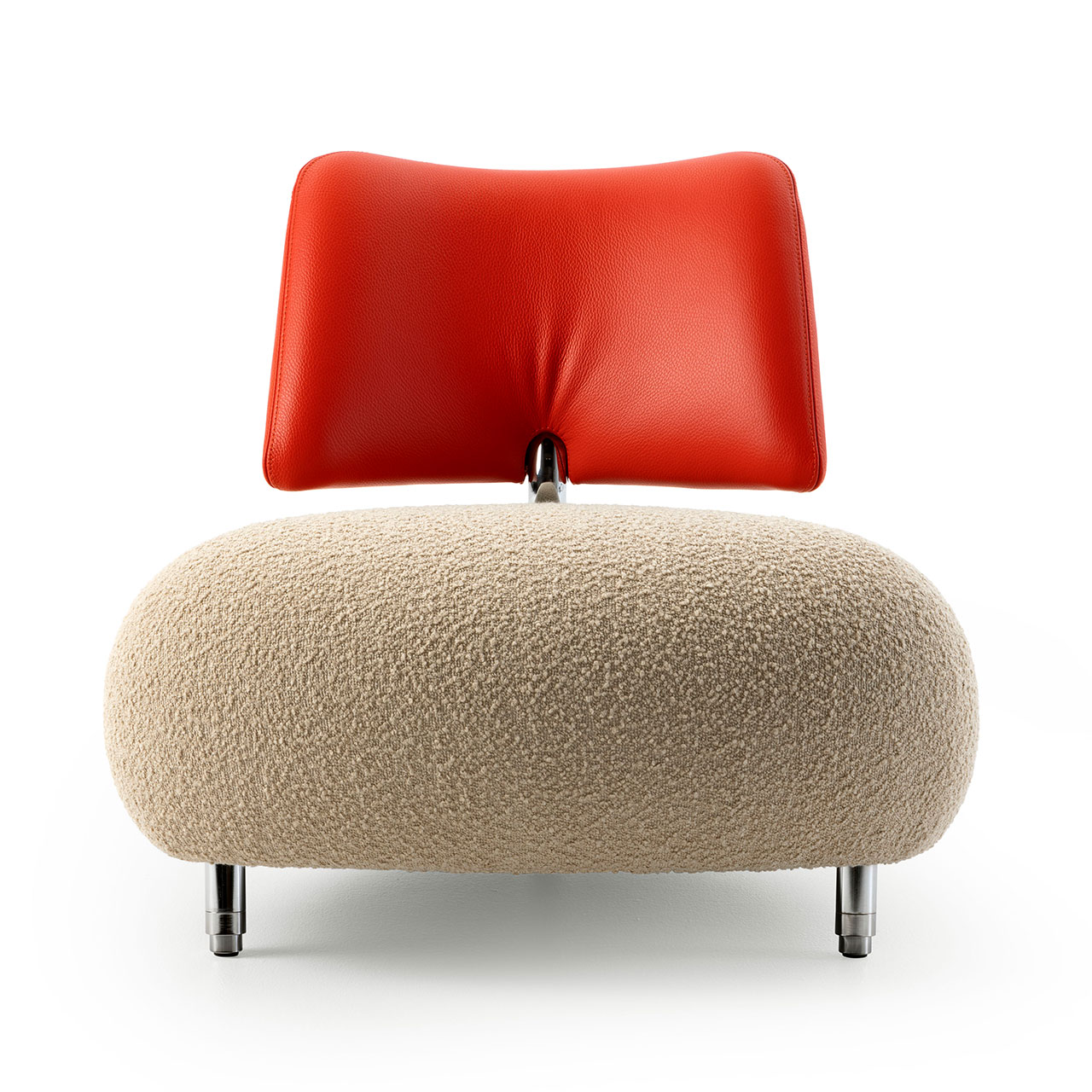 Organisch geformter Sessel mit Sitz aus flauschigem beigen Stoff und Lehne aus rotem Leder.