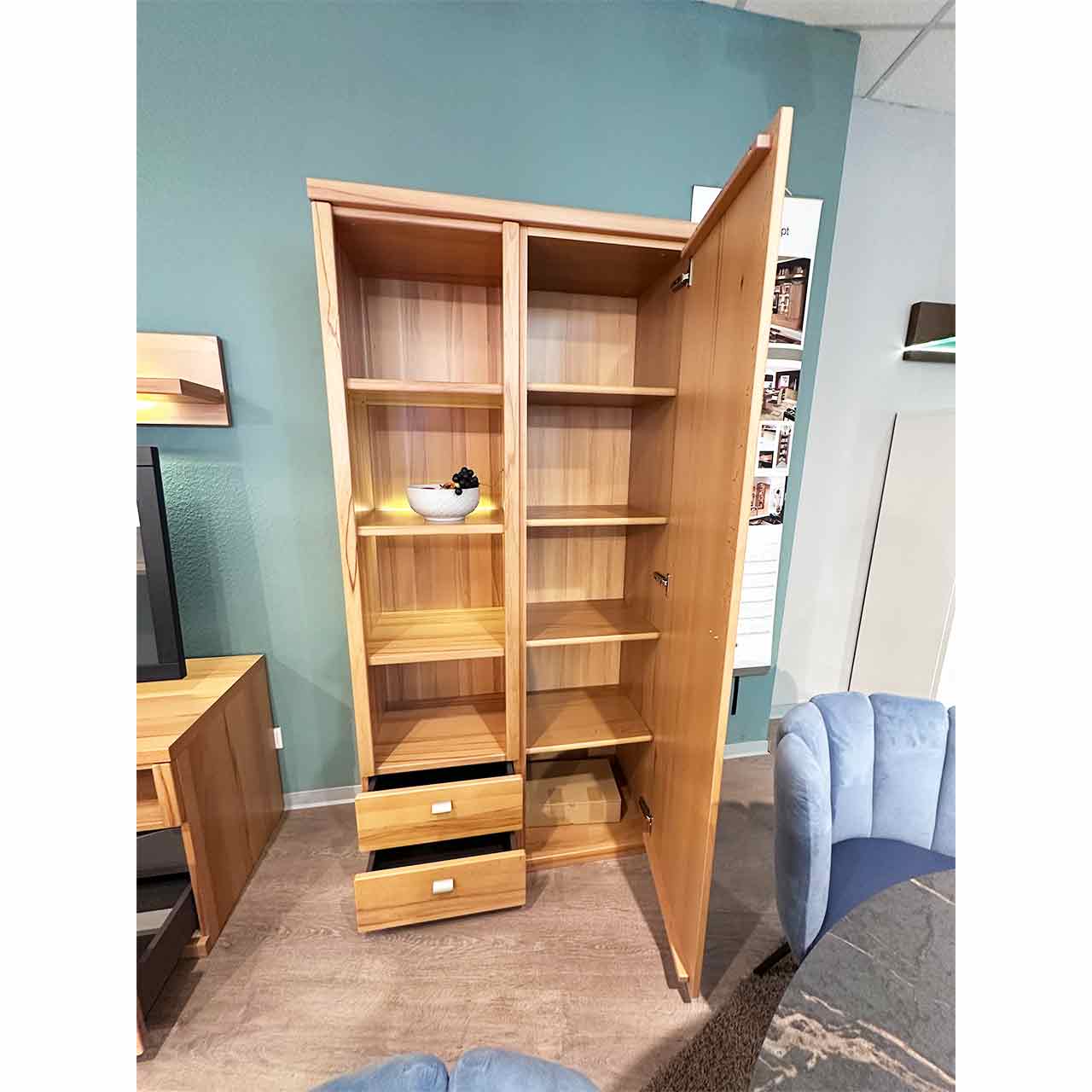 Schubladen und Tür des Highboards sind geöffnet