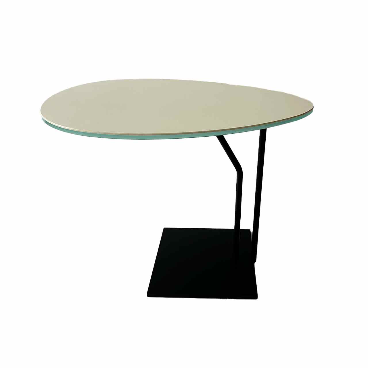 Tisch mit ovaler weißer Tischplatte auf schwarzem Gestell mit kleiner schwarzer Bodenplatten.