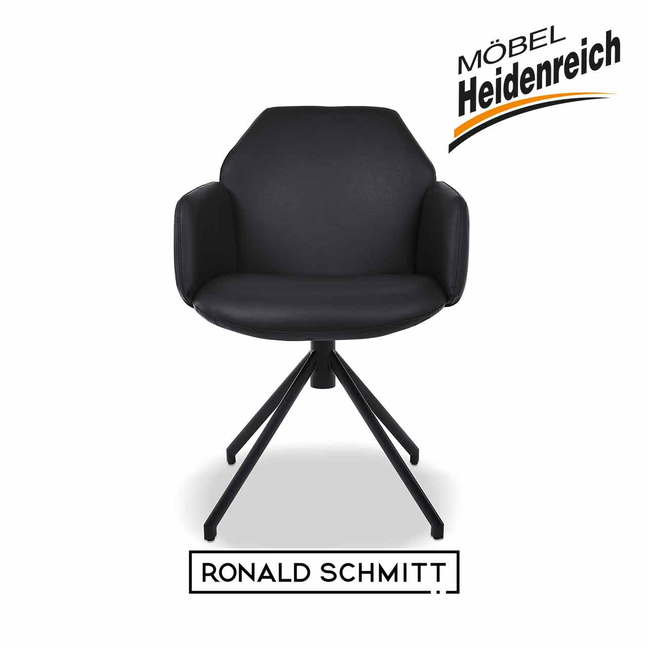 Ronald Schmitt - Mirella C Drehstuhl schwarz Frontalansicht. Schwarzer Lederstuhl mit Lehnen auf schwarzem Gestell mit von innen nach außen breiter auslaufenden vier Füßen.