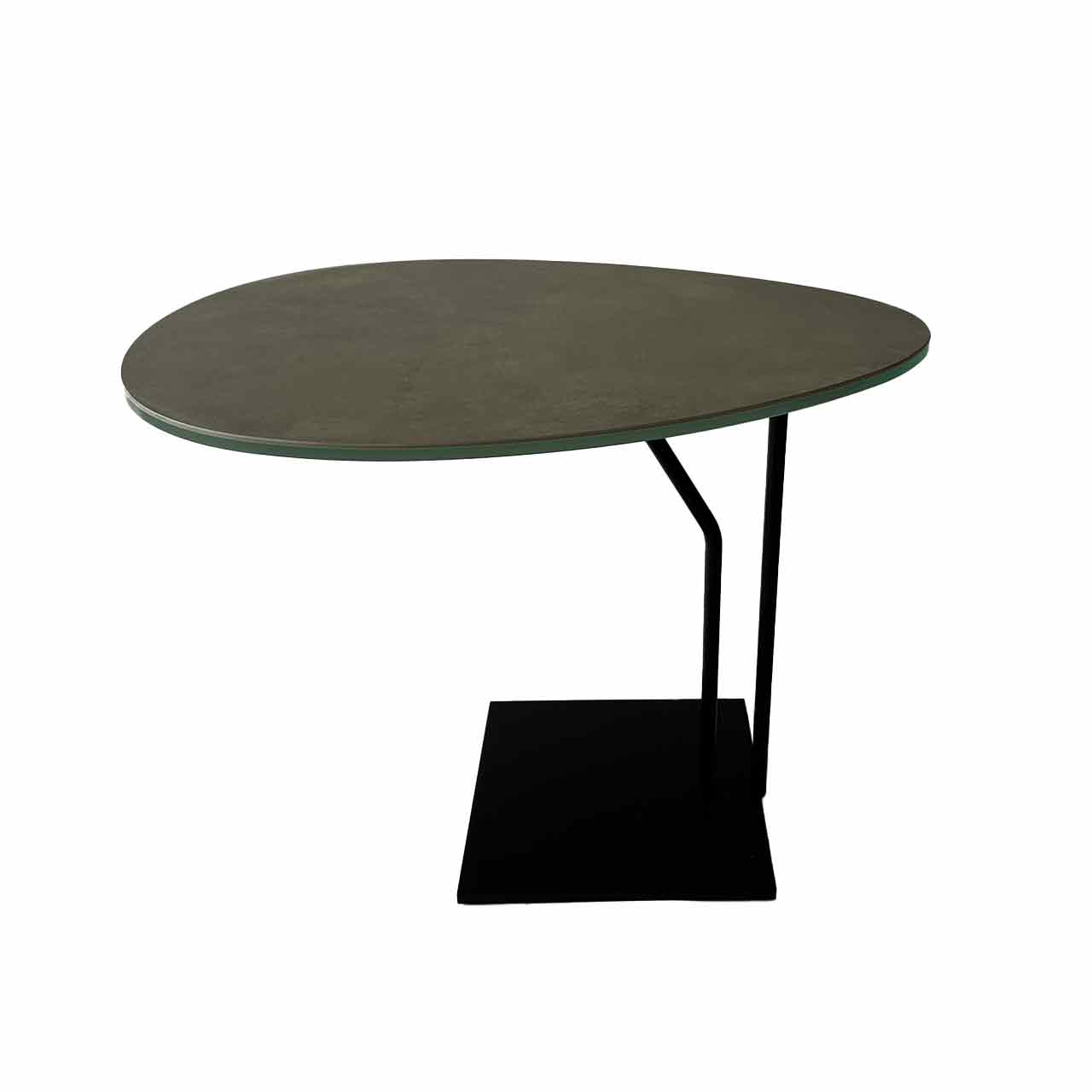 Ronald Schmitt - K172 Beistelltisch oval Zement hell Tisch mit grauer Tischplatte auf schwarzem Gestell und schwarzer eckiger Bodenplatte.