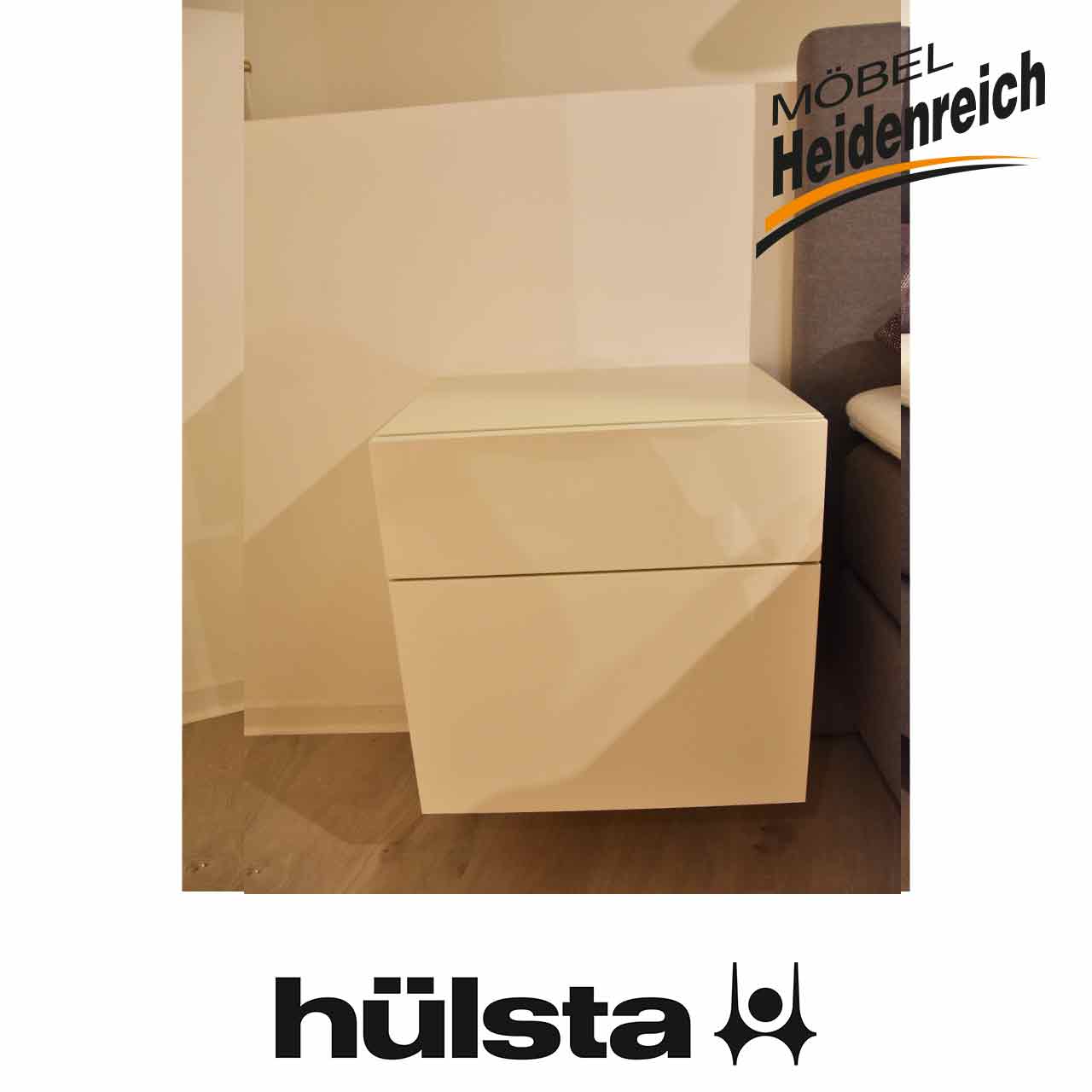 Hülsta Multi - Konsole cremeweiß Cremefarbene Hängekonsole mit zwei grifflosen Schubladen.