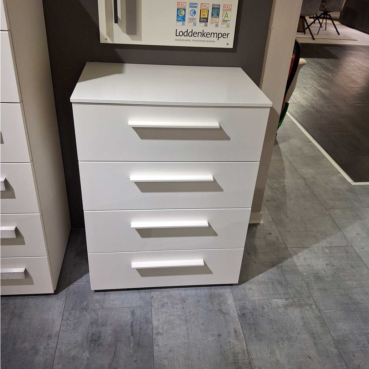 Loddenkemper - Kommode 600 weiß niedrig Weiße Kommode mit vier schmalen Schubladen.