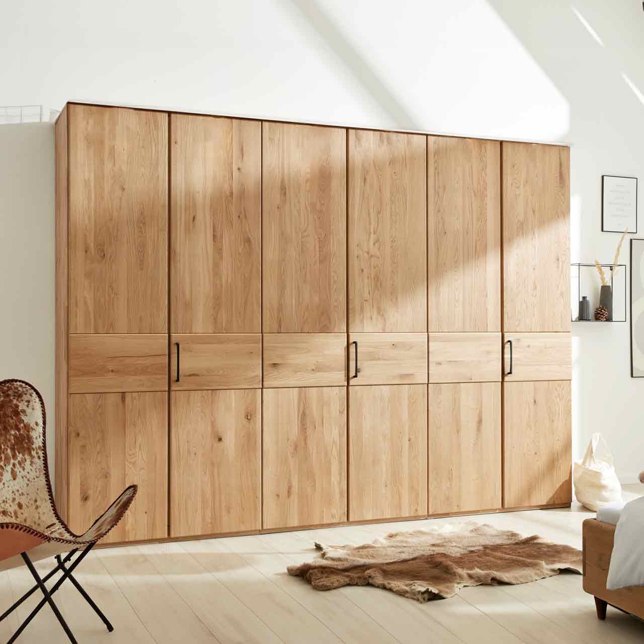 Loddenkemper - Kleiderschrank Eiche 6-türig Kleiderschrank aus hellem Holz mit 6 Türen. In der Mitte eine durchlaufende optische Absetzung. An jeder zweiten Tür ist ein Griff.