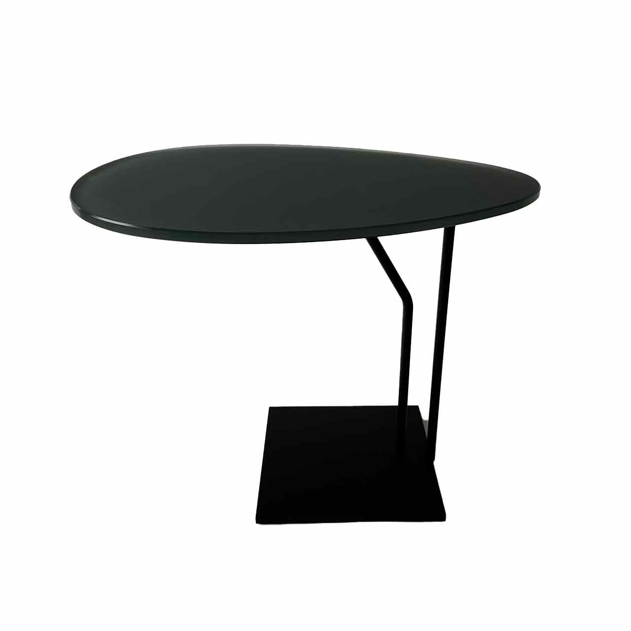 Ronald Schmitt - K172 Beistelltisch oval anthrazit Tisch mit ovaler dunkelgrauer Tischplatte auf schwarzem Gestell und schwarzer eckiger Bodenplatte.