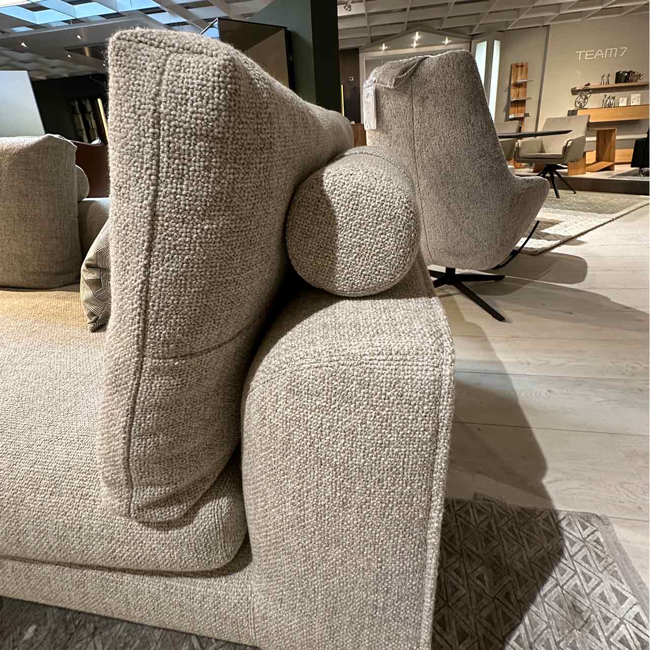 Die Kopfkissen liegen auf einer Rolle mit dem gleichen Bezug.