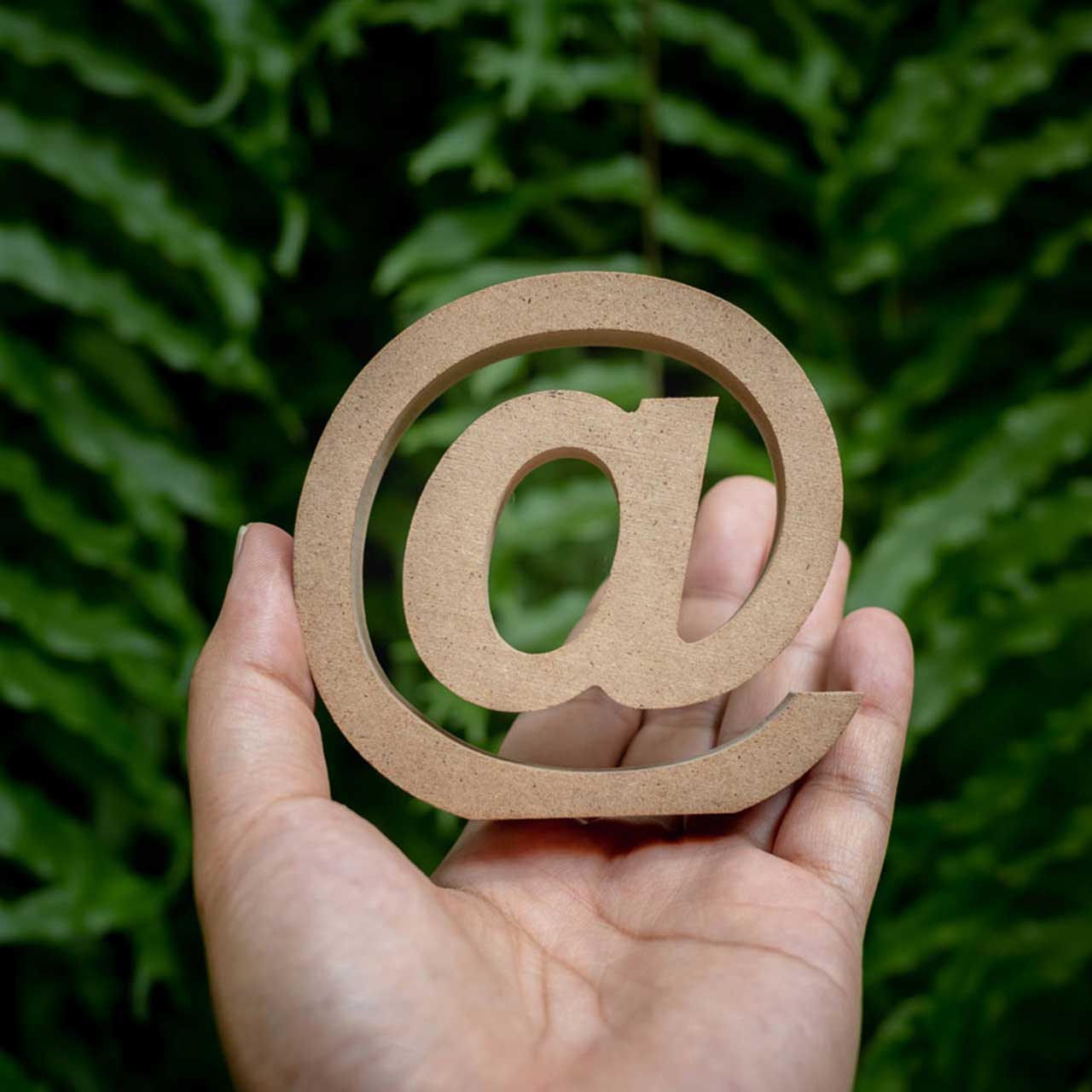 MH_Newsletter Hand mit @-Zeichen – abonnieren Sie jetzt unseren Newsletter und verpassen Sie keine Rabatte oder Neuigkeiten mehr!