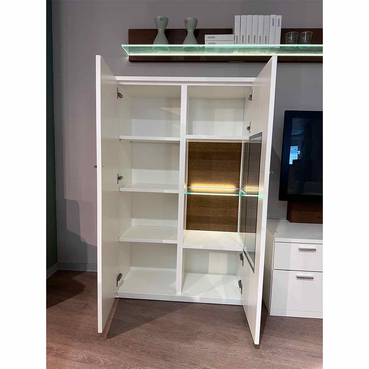 Das geöffnete Highboard zeigt 8 Fächer