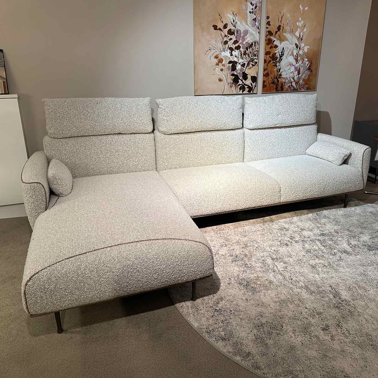 Hier sind die Rückenkissen als Kopfstützen oben aufgesetzt.