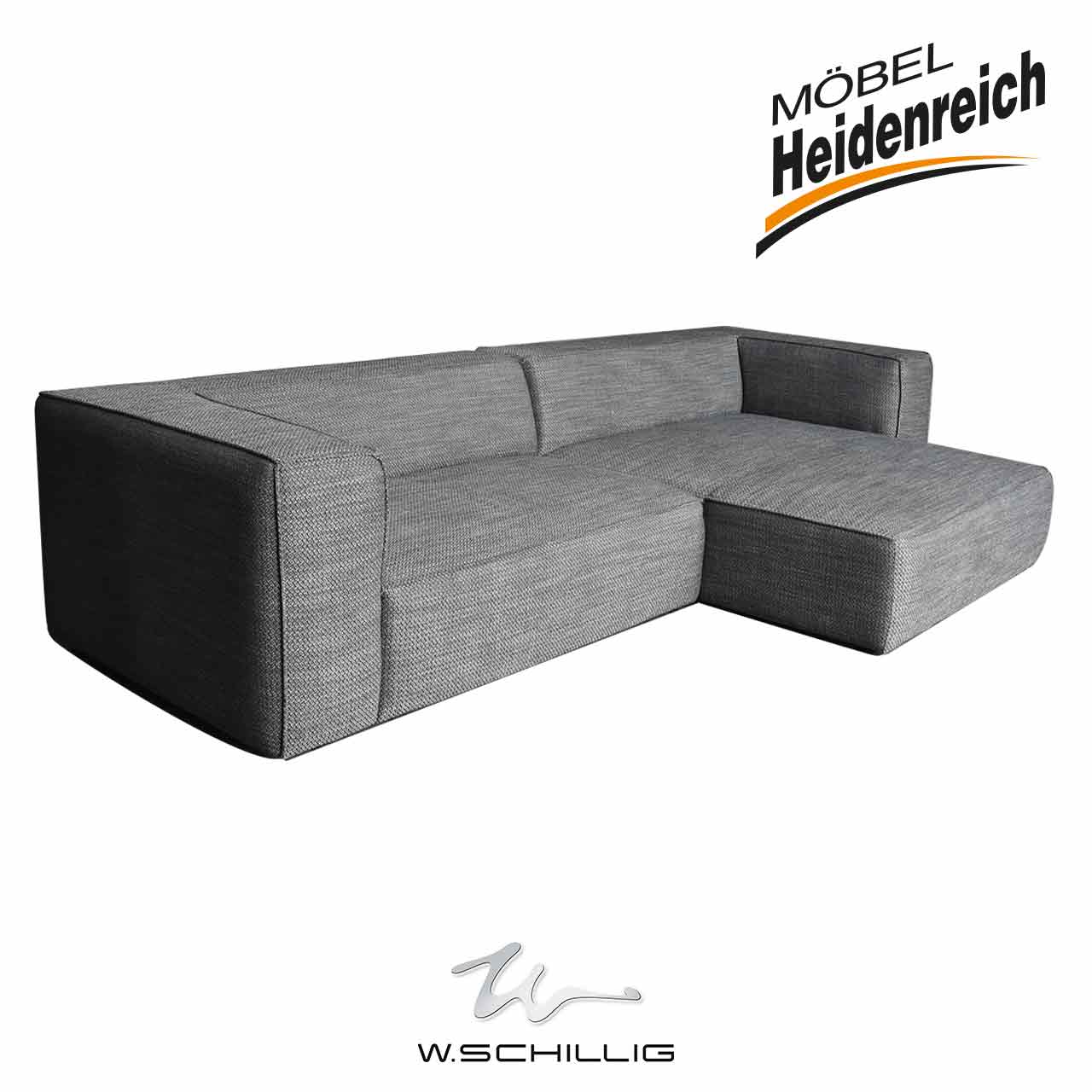 Sofa aus grauem groben Stoff. Links und rechts Armlehnen. Rechts Liegefläche.