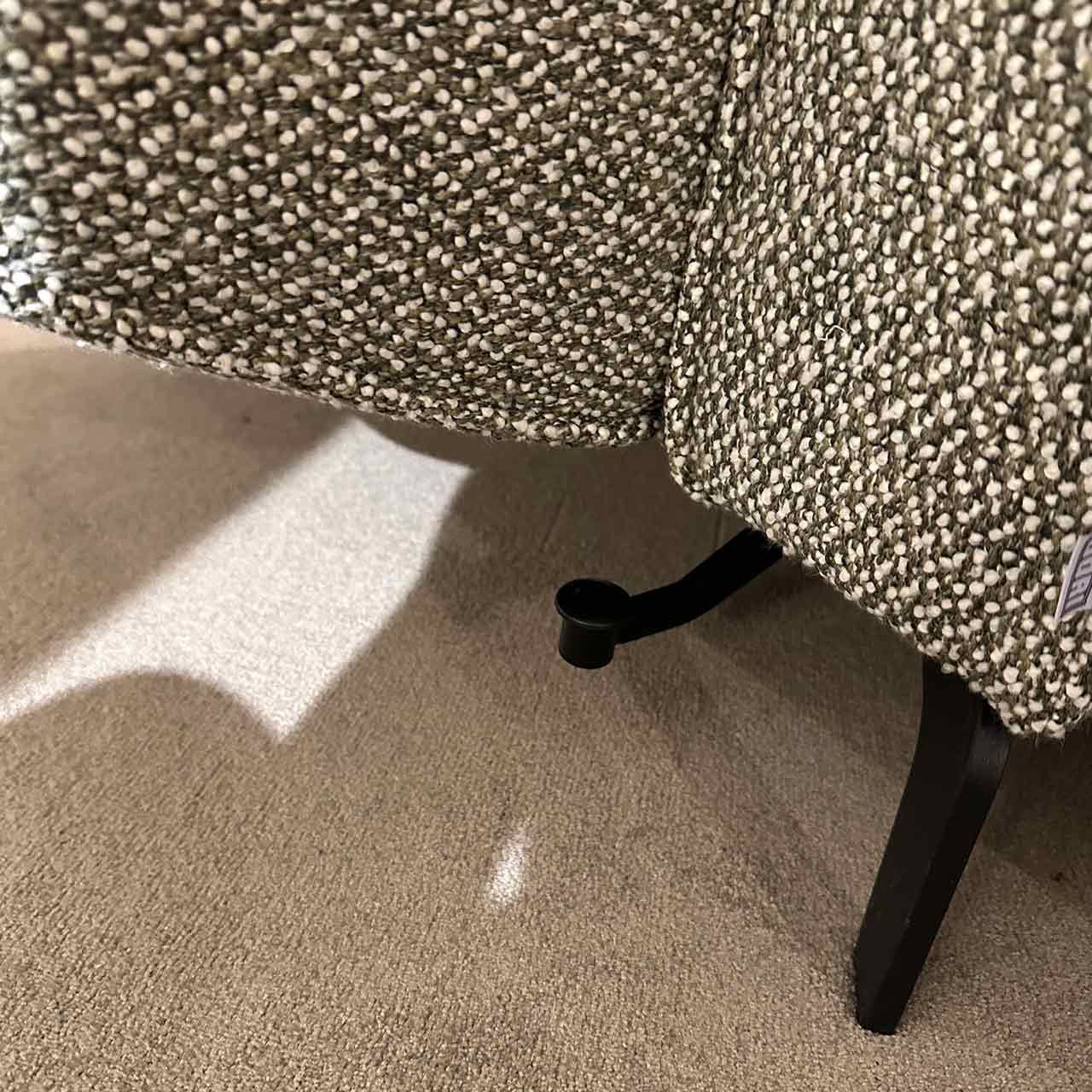 Einfach auf diesen Hebel treten und die Armlehnen lassen sich abklappen.