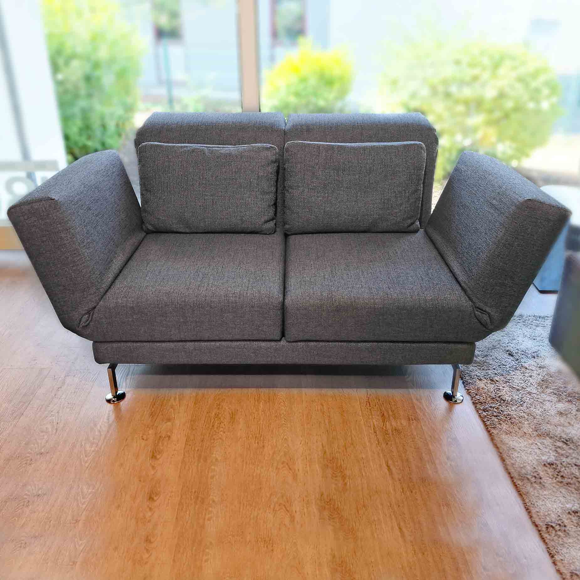 Zweisitziges Sofa in grauem Stoff.