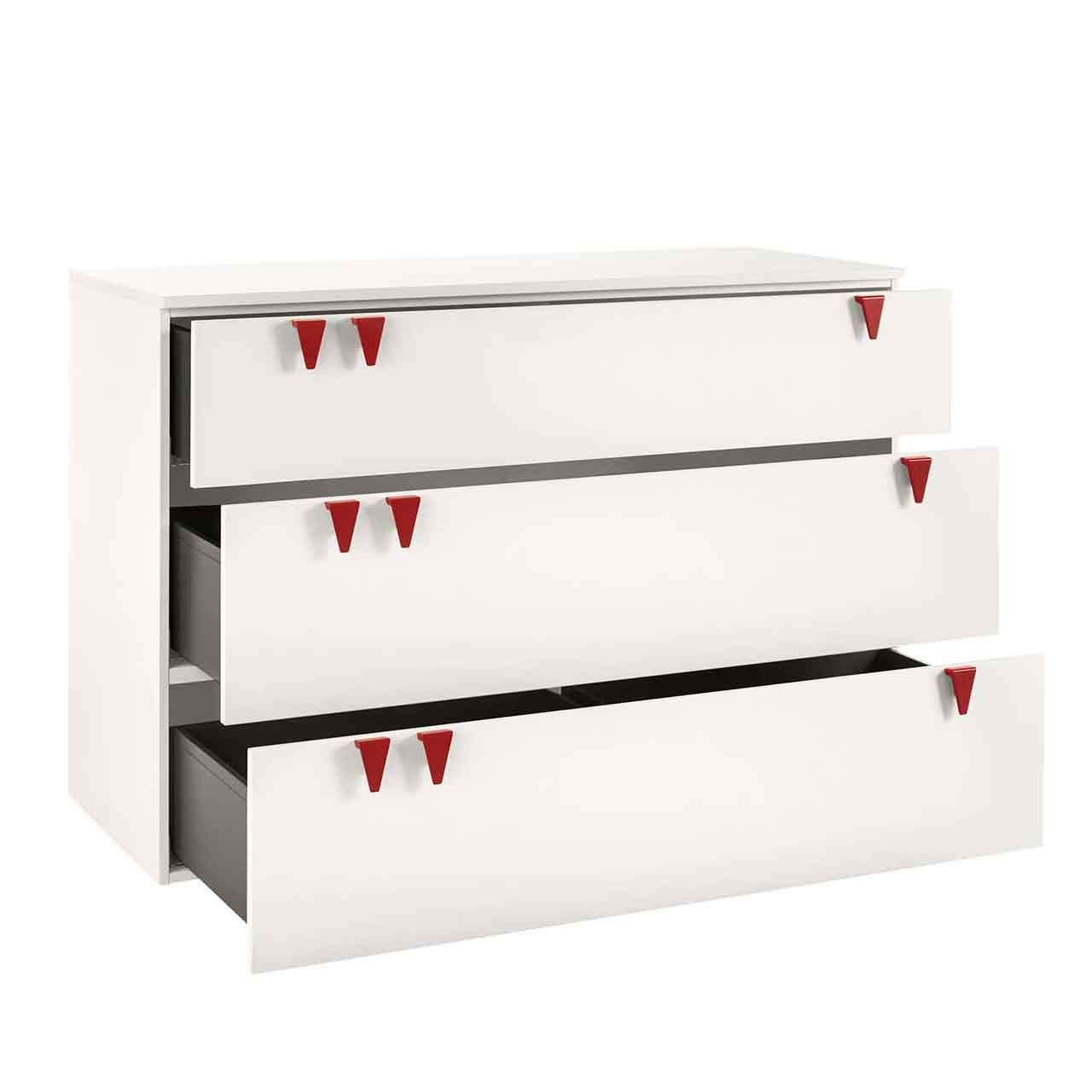 Geöffnete weiße Kommode mit drei Schubladen und jeweils drei roten dreieckigen Zähnchen als Griffe