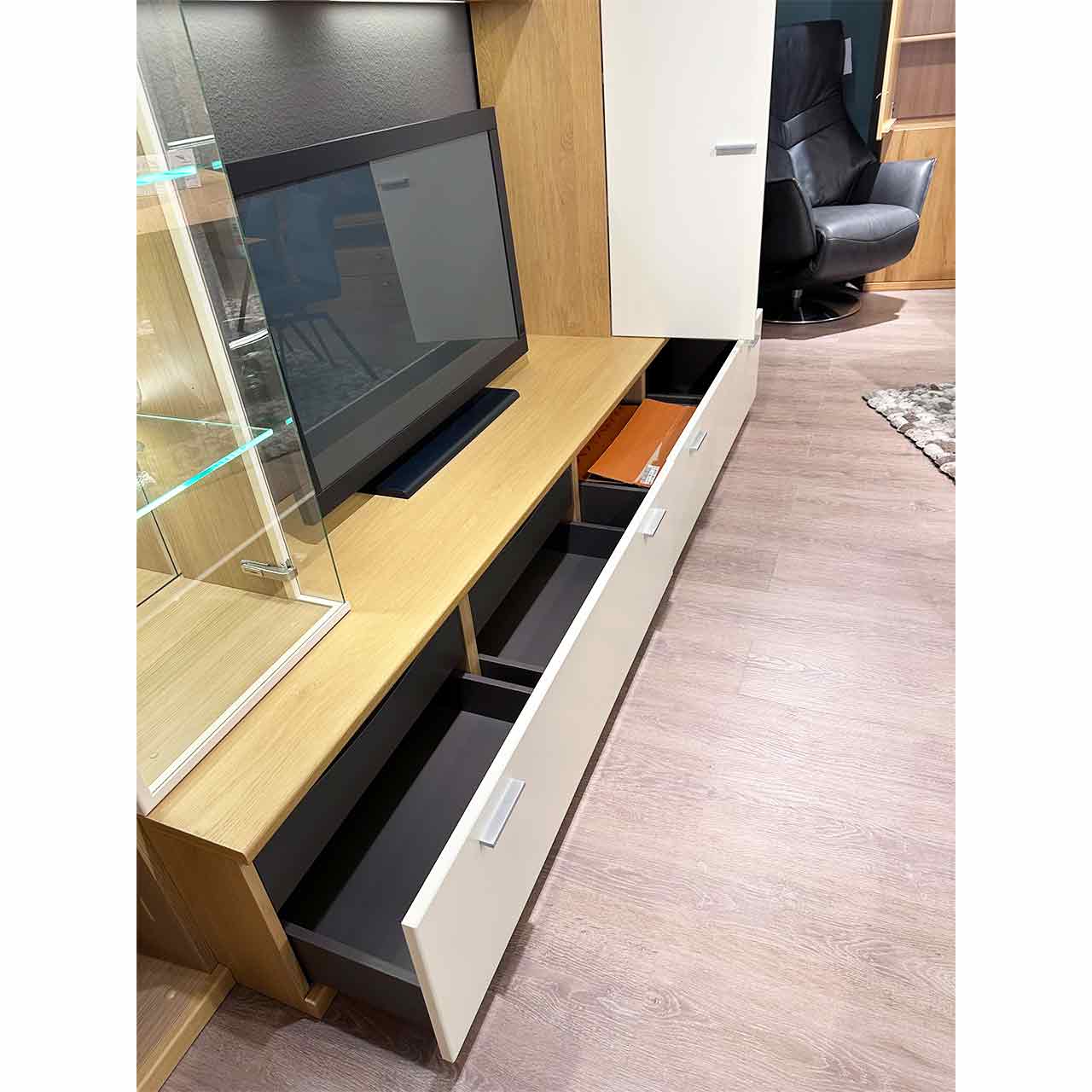 Blick auf die geöffneten Schubladen des Lowboards