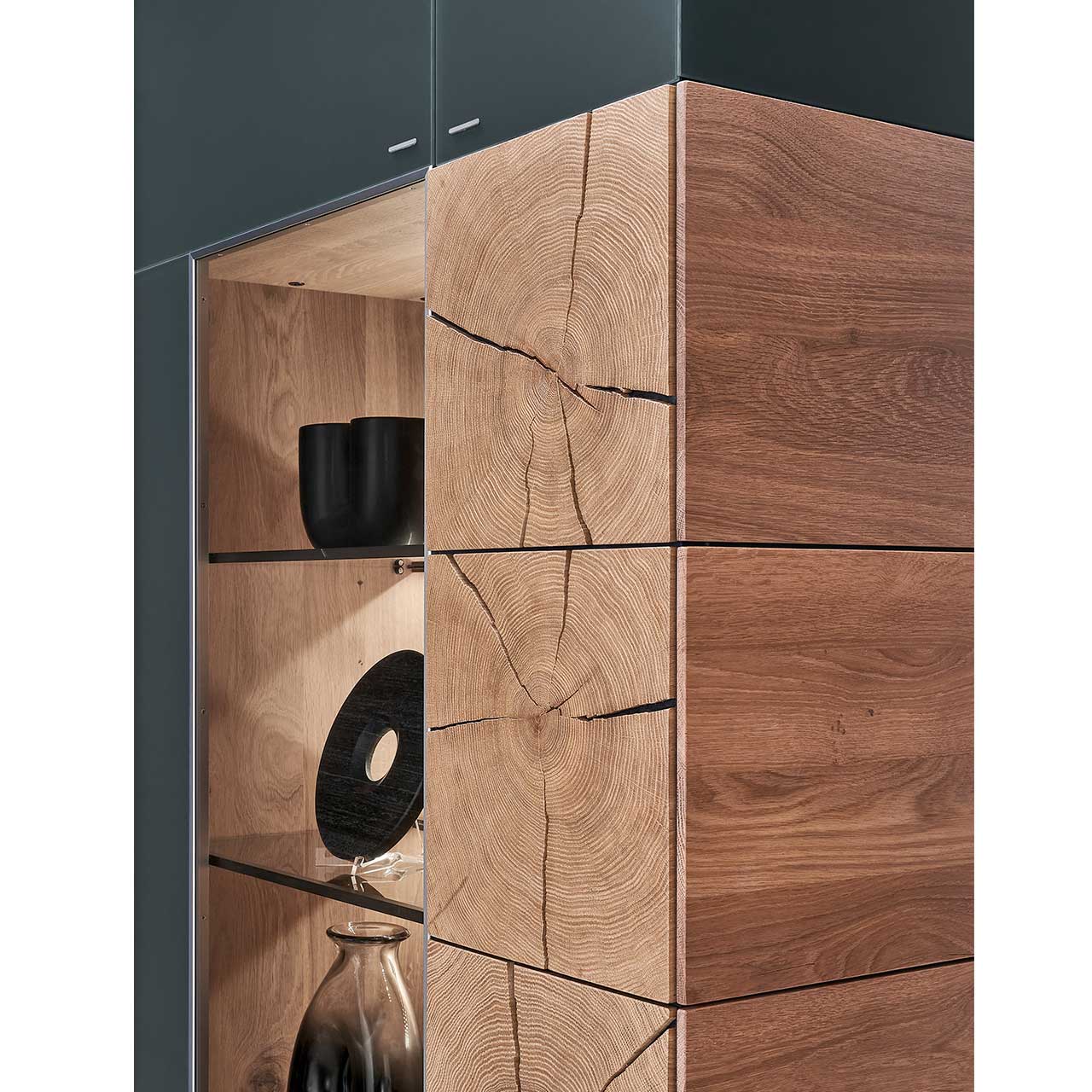 Hartmann CAYA - Standvitrine 7170-0087A li. - Detail Beleuchtung und Hirnholz Detailaufnahme der Holztür mit seitlichen Hirnholzscheiben zur CAYA Standvitrine Nr. 7170-0087A li.