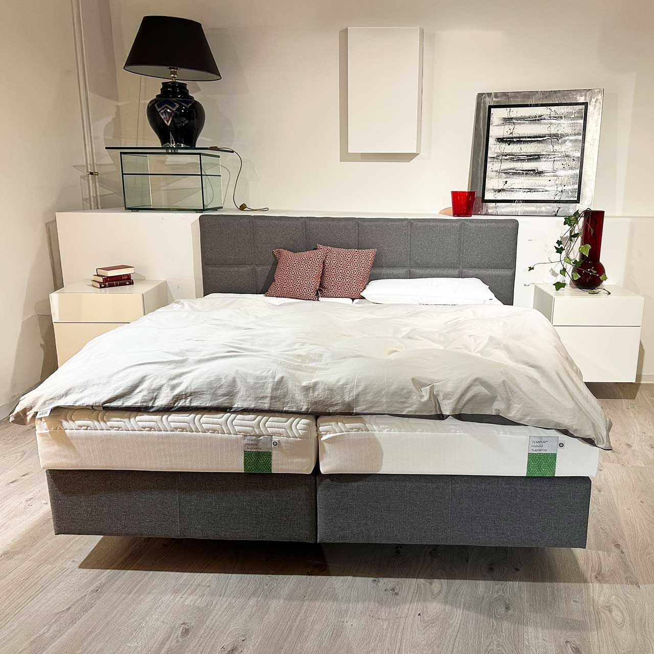Tempur Boxspringbett Aktion starr - Stoff grey Boxspringbett aus grauem Stoff mit zwei Boxen, das Kopfteil ist in viele kleine Quadrate abgesteppt.