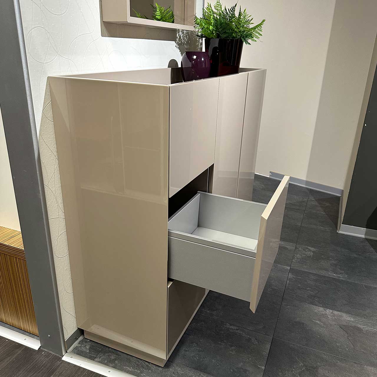Detailaufnahme der Garderobe mit geöffneter mittlerer Schublade.