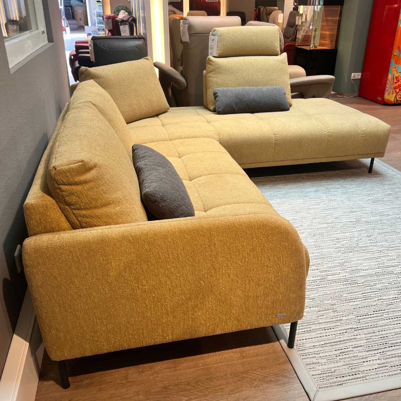 Activineo - Ecksofa Bounty - Seitenansicht Gleiches Sofa von der Seite. Die vorne abgerundete Armlehne ist im Fokus.