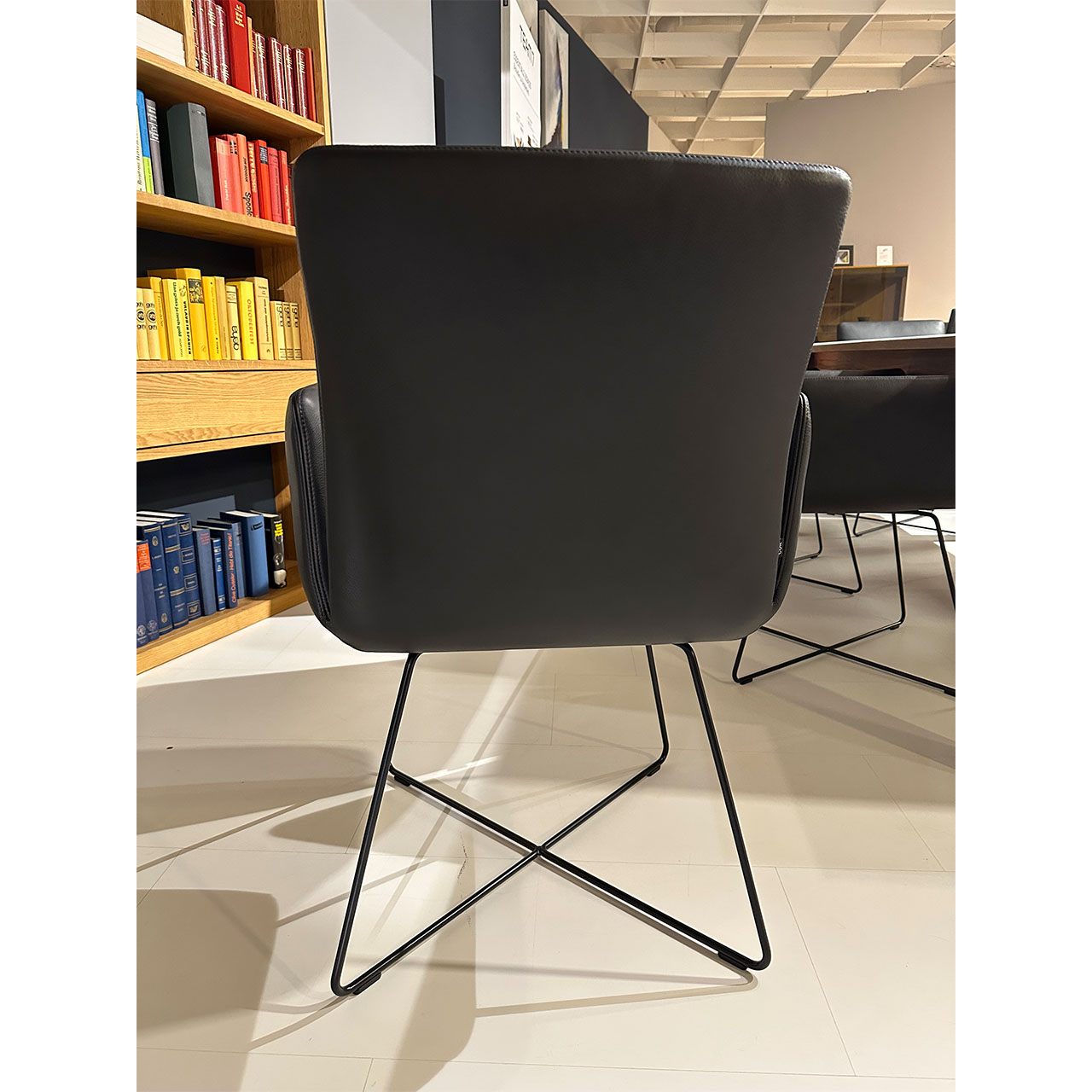 Gleicher Stuhl von hinten fotografiert.