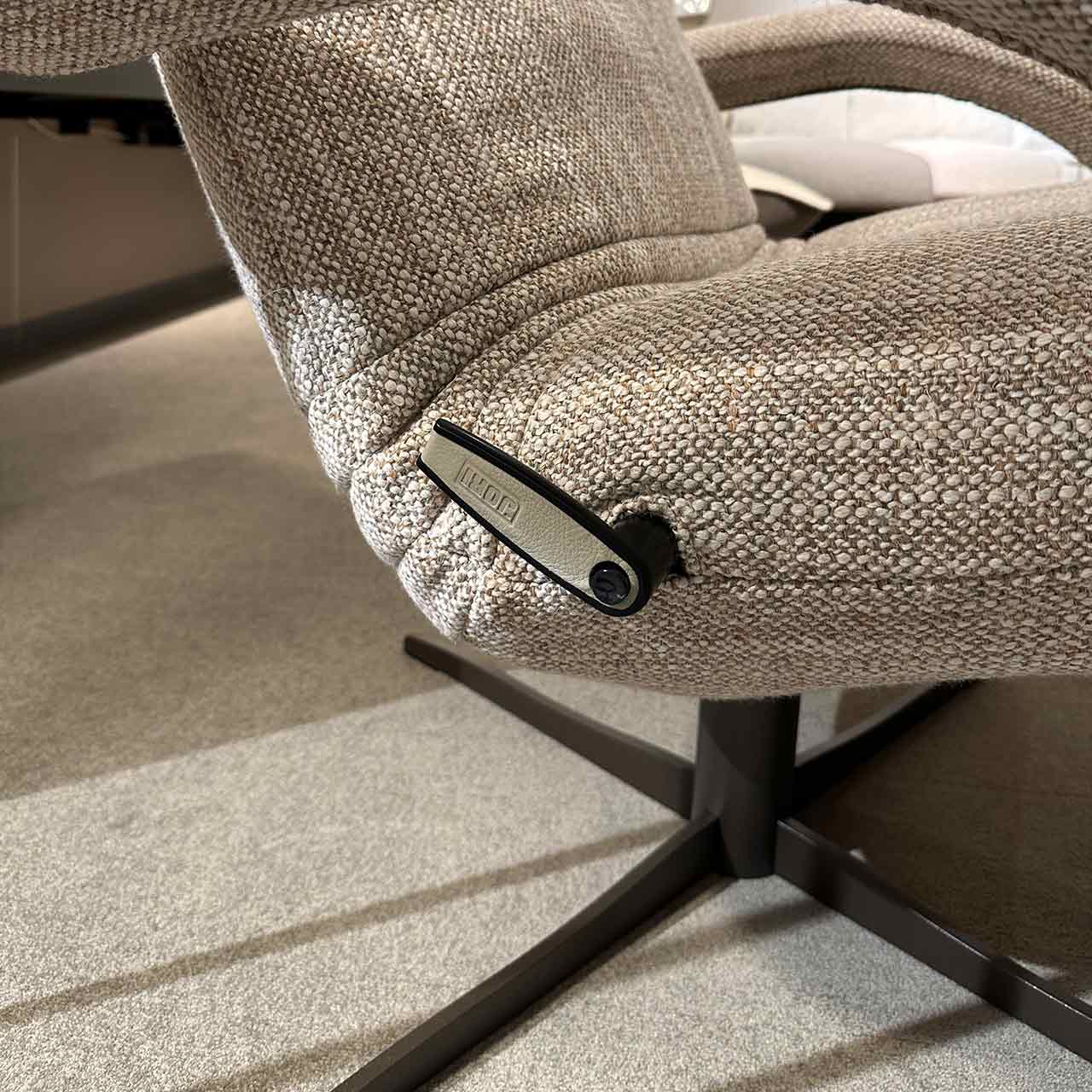 Detailaufnahme des Hebels zur Nutzung der Liegefunktion